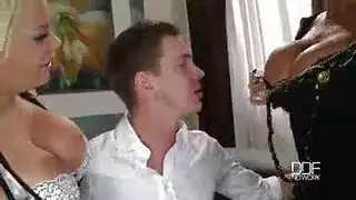 أمهات مثيرة بثدي كبير تحصلان على إيلاج شرجي ومهني قاس