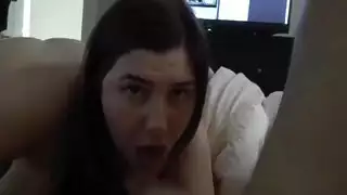 نجمات البورن في وضعية الكلبة: تميل للأمام مع ثدييها الكبيرين المعلقان