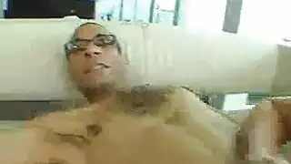 تدليك مهبلها اللذيذ بعمق، مما يجعلها تنتحب مع كل دفعة