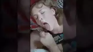 جلسة رضاعة الزب: عمل فم العاهرة في بورن قوي