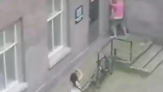 المُتطفل يسجل العاهرة المراهقة تأخذه في الخارج