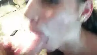 مص القضيب وجنس الثدي حتى إطلاق منوي كبير