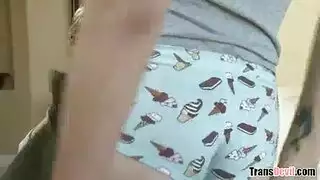 المربية العابرة المشاغبة تبتلع كل قطعة سائل مني