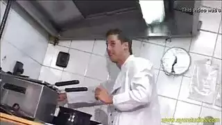 لا يتم إنجاز أي عمل عندما يبدأ هذان الشابان القويان في الجماع بالفندق