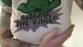 فتاة مثيرة في زي تمتص زب كبير ، في حين أن فتاة ساذجة تلعق البظر