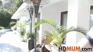 الترجمة: أم قذرة بغيضة تحب أن تأخذ قضيب ابنها الكبير النابض وهي في وضع مضحك