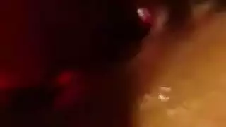 فتاة ذهبية تركب قضيبًا سمينًا حتى النشوة المكثفة