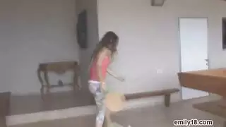 تمزيق قميص ضيق عن مراهقة قبل جماع كلابي عنيف