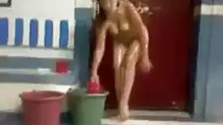 مهرجان جنسي في حمام عربي: أثداء ومؤخرات في كل مكان