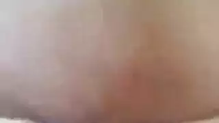 مشهد إباحي: زوجة الصديق تأخذه بعمق