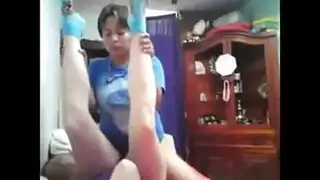 أشقاء مثليات في جلسة حميمة بحزام