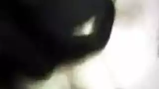 مشهد إيلاج قضيبي عميق في حلق محجبة ينتهي بفم مليء بالسائل المنوي