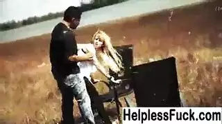 إباحي عرقي قاسي: شاب أسود ضخم يضرب فرج فتاة بيضاء صغيرة
