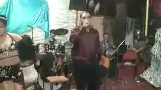 ليلة زفاف إباحية: راقصات ساخنات بأجسام مثالية تمارس الجنس بقوة