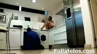 مشهد إباحي في المطبخ: السباك يمارس الجنس مع ربة المنزل بوضعية الكلب