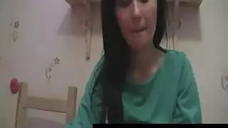 تستمني على سريرها الوردي ثم تأخذ اقتحام بقضيب قاسي