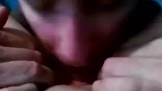 إباحية مراهقة: لعق عميق لفتحاتها المراهقة