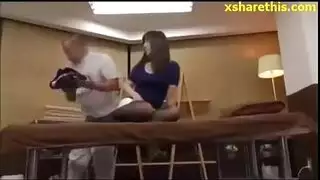 شرج آسيوي ضيق يتم تمزيقه بقضيب ضخم في مشهد شرجي
