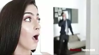 يكب لبنه في كسها