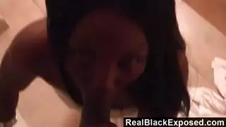 لقاء حميمي في الحمام: استمناء أمام شاب مفتول العضلات بقضيب سميك