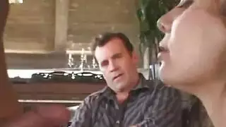 زوجة متلهفة تخدم رجلين في ثلاثي صريح