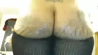 جماع جامح مع عاهرة بقميص تانٍ في شباك صيد سوداء