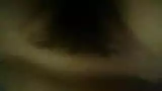 فتى مفلس يحصل على قبلة قبل أن يأكلها من الخلف