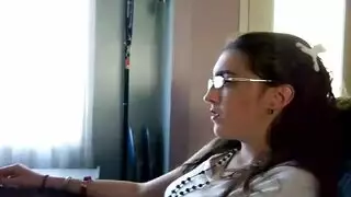 نادية نيفينا ذات الصدر الممتلء تركض على قضيب صلب ضخم في هذا المشهد الإباحي