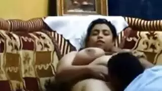 متنصت يسجل زوجة الأخ عارية تمامًا وتلمس نفسها