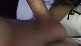 إصبع بحزام يقطر في كس مشعر لامع