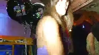 اخت تشتمل اخوه نايم لوجد وتروح تتمرقع علي