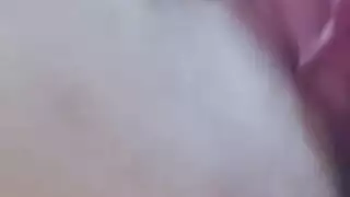 لصة شقية تحصل على جنس ثلاثي على الأريكة بعد السرقة