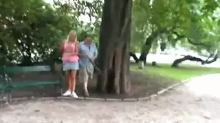 جنس بدون وقاية في الحديقة مع مراهقة شقراء وقحة