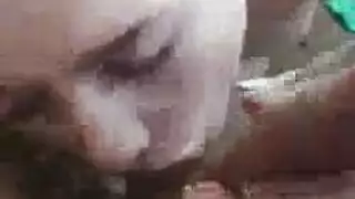 عارية في العلن: فرج العاهرة الهواة يُضرب بالفم