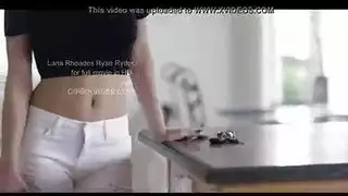 ضرب على طاولة التدليك: لانا رودس تأخذ جنسًا صارخًا وقاسيًا