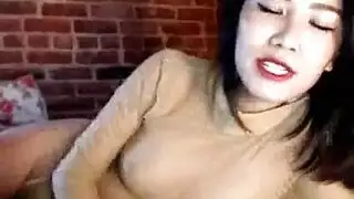 منحنية فوق الأريكة، تتعرض كاميلا لممارسة الجنس مع مهبلها المشتاق بوضعية الكلب