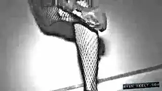 ثنائي مثلي مثار: فتيات النادي يلمسن ويتبادلن القبل في إثارة إباحية