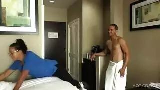 زوجة الأب تدفع مقابل مجموعتنا من أفلام الجنس المزدوج