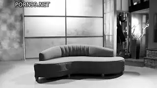 أصابعها المثيرة تجعل كسها المبلل ينزل السائل