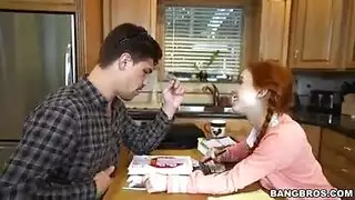 فتاة مؤخرة كبيرة كيكي ميناج تتعرض للضرب بقوة في مشهد إباحي