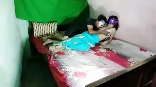 زوجة خائنة: مراهقة بمؤخرة كبيرة تأخذ عدة قضبان مشهد إكس إكس إكس