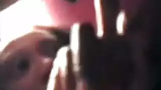 مراهقة كبيرة الصدر تداعب فرجها أثناء مشاهدة الإباحية على الإنترنت