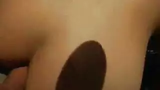 راقصة بيمبو تركب قضيبًا على العمود قبل بلع المني