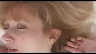 مدرسة إباحية تمارس الجنس مع نفسها على الكاميرا خلال جنس هاتفي مباشر