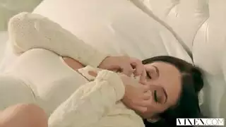 يلحس كسها وهي تتآوه وتتحدث مع امها