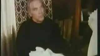 شاب مقضب يبحث بنشاط عن شق مبلل لاختراقه بعمق