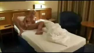 فتاة مهووسة بالشرج تتوق لعنف من الخلف