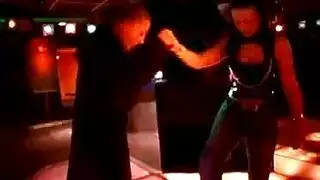 سمراء خجولة تشارك في مشاهد إباحية مع عشاقها المفضلين