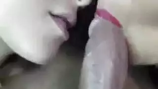 حلم الشقراء الشابة بالجنس بفتحتين يتحقق في هذا المشهد الإباحي