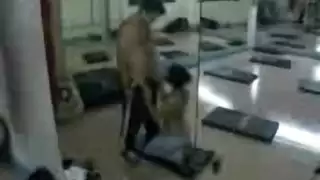 ام اوكرانيه بتعمل يقوا امام ولدها